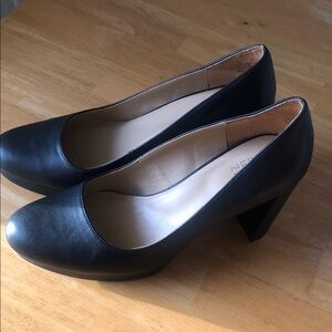 Woman’s Berlin black size 11w heeled Naturalizer shoes
